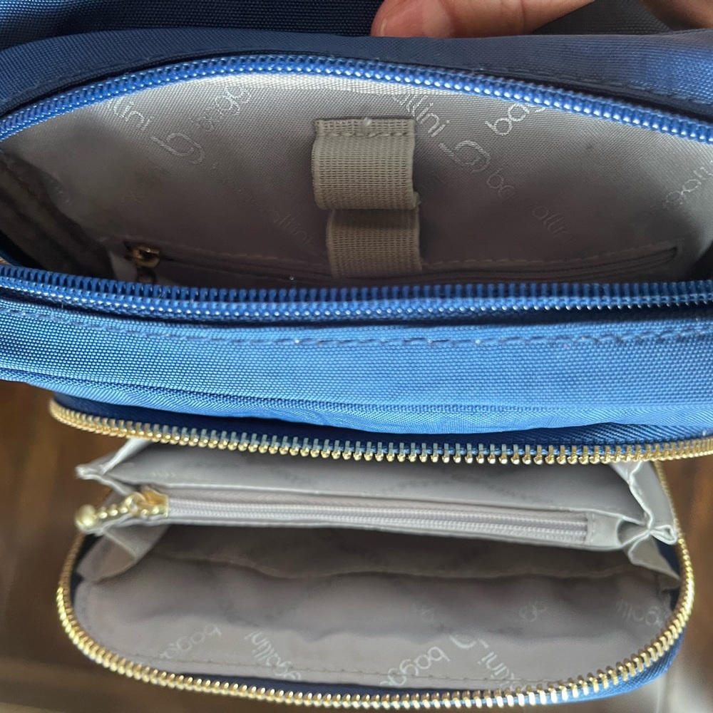 Baggallini crossbody blue color. Pockets with zippers and secure turn latch. - Picture 8 of 12